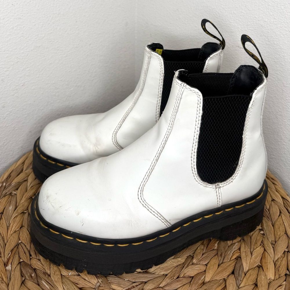 Dr. Martens Boot Quad White 2976 Smooth Leather Platform Chelsea Boots wmn sz 6